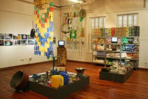 Gegenüberstellung der vor Ort gesammelten Recyclingobjekte mit den Kunstobjekten des SBF-Systems, Goethe-Institut Addis Abeba, Copyright Nanan Petzet