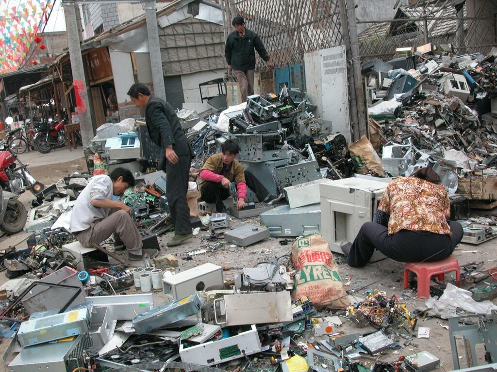 ZNE-Peking-2012-xing-dangwengdis_picking_trash