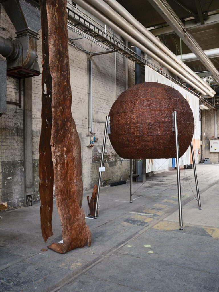 Charlett-Wenig _Johanna-Hehemeyer-Cuerten-The-Bark-Project-Rindenkugel-2020-ZNE-Foto-Andreas-Rost
