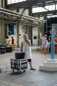 finissage-zne-berlin-2023-fuehrung-adrienne-goehler-foto-marie-eberhardt-2