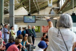 finissage-zne-berlin-2023-fuehrung-adrienne-goehler-foto-marie-eberhardt-4
