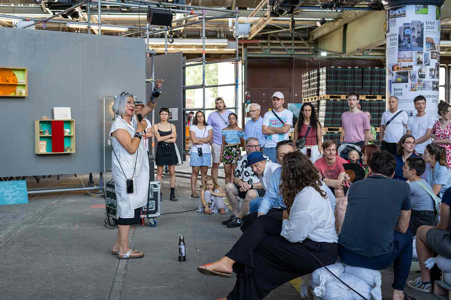 finissage-zne-berlin-2023-fuehrung-adrienne-goehler-foto-marie-eberhardt-5