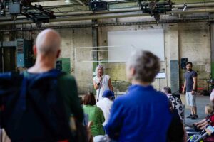 finissage-zne-berlin-2023-fuehrung-adrienne-goehler-foto-marie-eberhardt-6